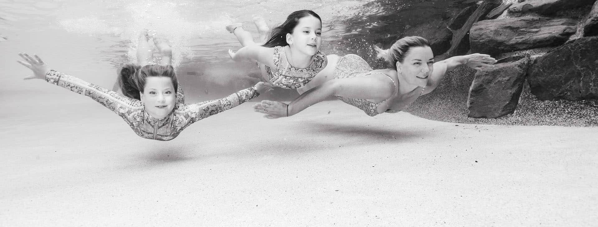 family-banner underwater pregnancy photoshoot