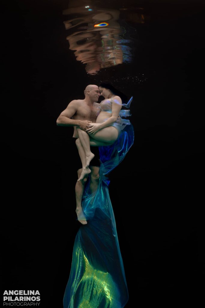 couples underwater pregnancy photo