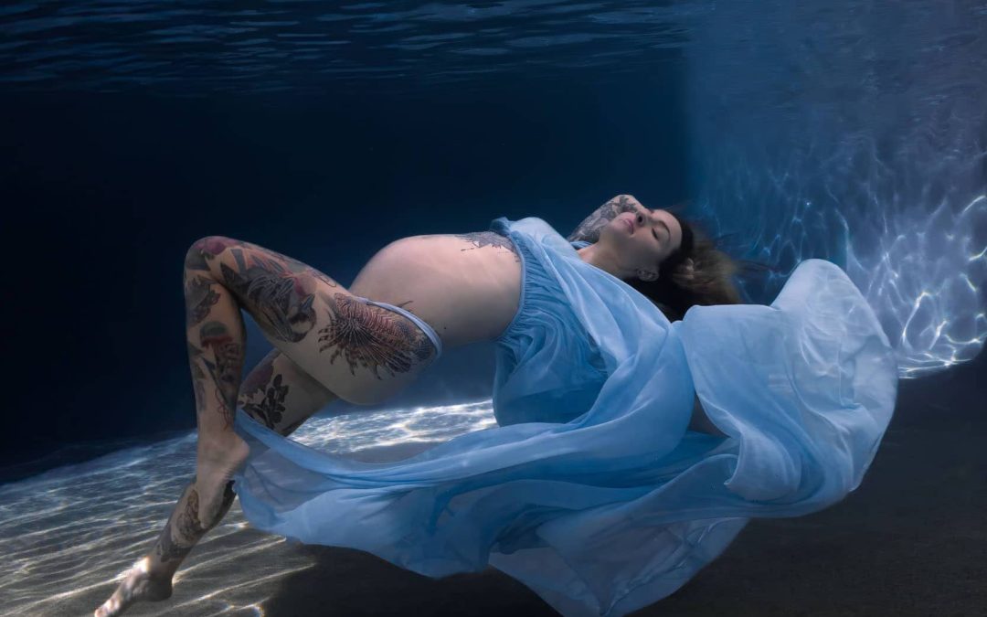 Vanessa’s Underwater Maternity Photoshoot in Cairns, Australia